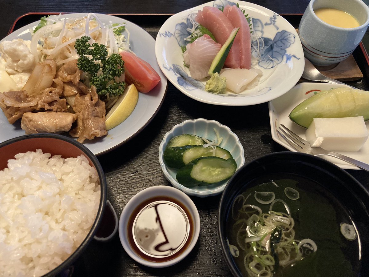 茨城県下妻市の老舗銘店"寿司割烹うおとく"さんにて"刺身&生姜焼き定食"を食しました😋まずはその豪華さに驚きましたが、食を進めると刺身の新鮮さや茶碗蒸しのコクにも驚き！デザートのメロンまで完璧でした👍