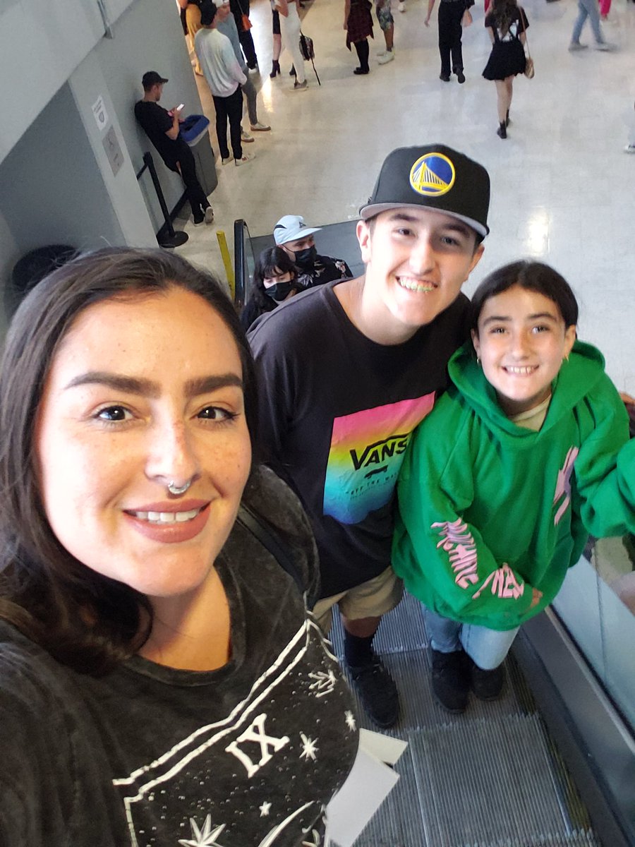 Freckles2die4's tweet photo. So stoked to share my love for @machinegunkelly w/my kids! Been counting down the days to this concert! Raising thsm right! #EST #MainstreamSelloutTour https://t.co/gXbS3nHmES
