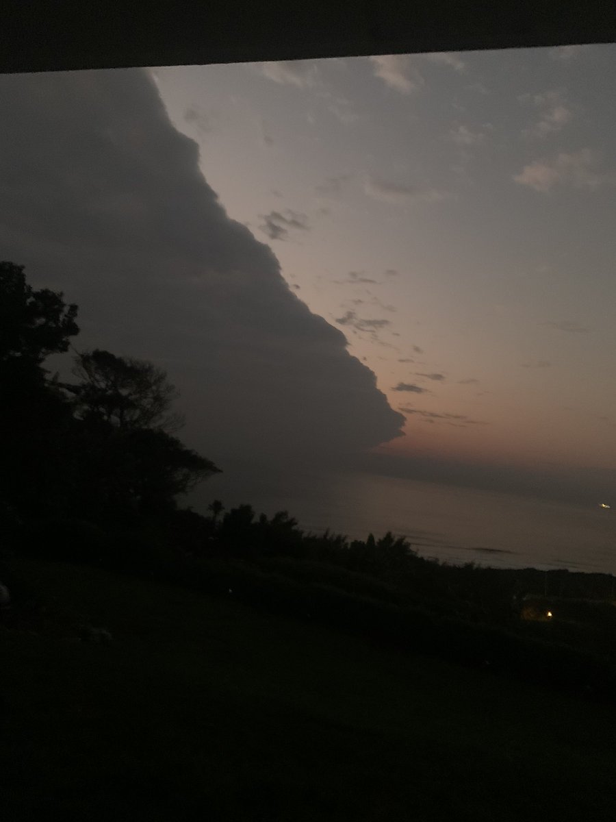 InsideEdgeDMC's tweet image. Incredible cloud formation at sunrise this morning Durban never disappoints #Mzanzi @ILuvDBN @SATourismOnline @sagoodnews @ProudlySA