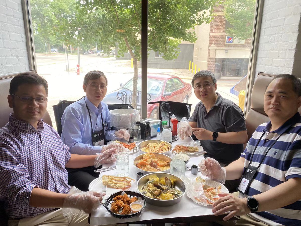 Happy hour with my fellow DNA virologists and Texans at #ASV2022