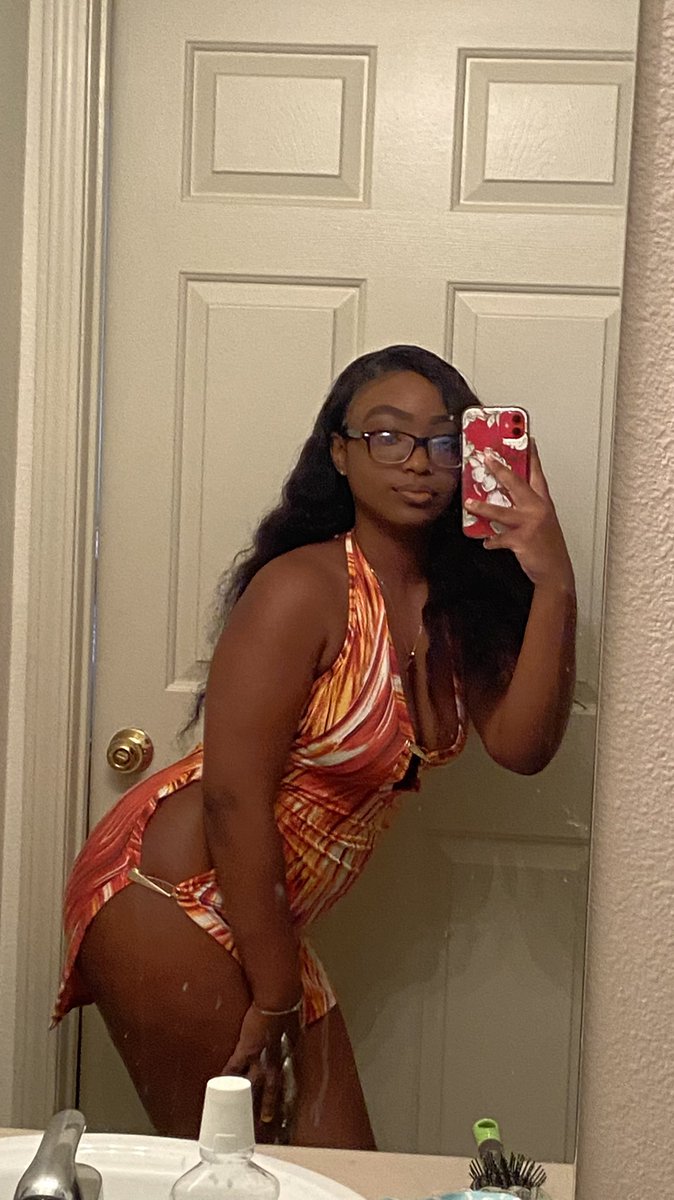 #WhosWhoOfUWG 
Tatyana💕
- Co 25’
- Biology Major 🧪 
- Im chill, like to have fun, make money and smoke😂🫶🏾