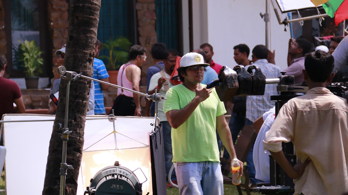 pritishsc's tweet photo. On Set... Mummmmmbhai https://t.co/1uTJT6y4wD