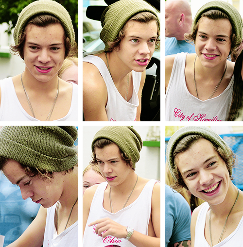 Today (July 20) in 2012 - Harry stops for fans in London 😊😊