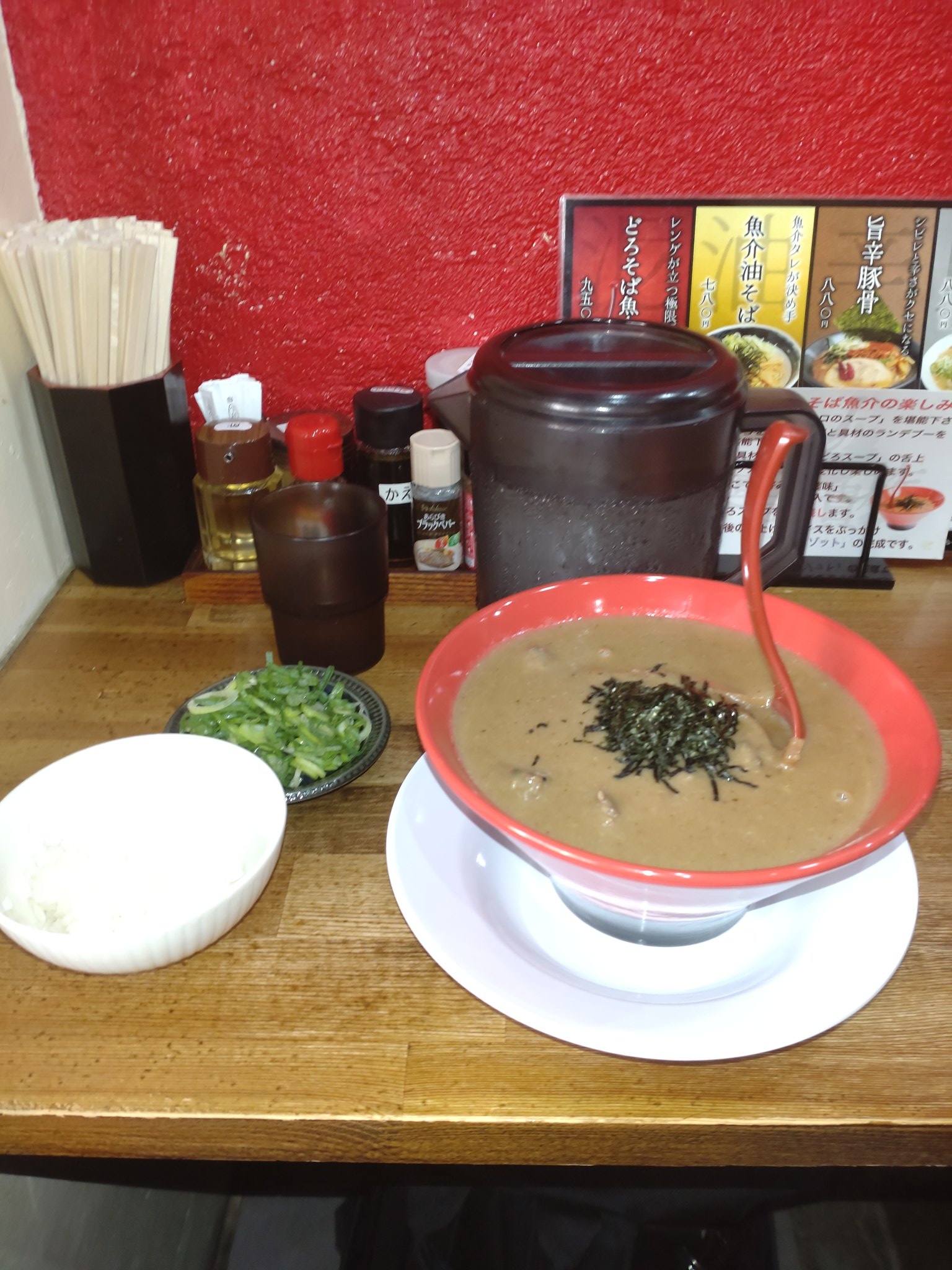 Masatosama 魚介の風味が強くドロドロとしてるのは豚骨スープの影響 小ライスにスープを入れて食べた方がオッサン的には良かったなぁと思いました ご馳走様でした 蓮華貴族 652 0805 兵庫県神戸市兵庫区羽坂通４丁目２ ２８ Twitter