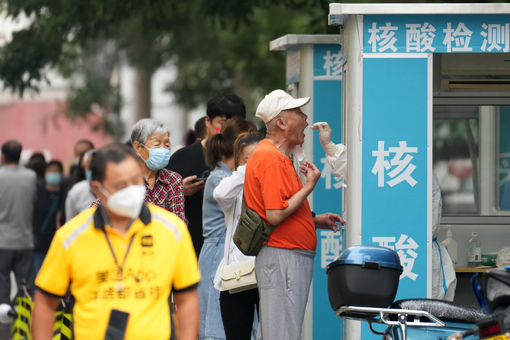 wangcongxh's tweet photo. #China's Vice Premier Sun Chunlan has reiterated unswerving adherence to #DynamicZero #COVID19 prevention/control, but emphasized efforts to handle outbreaks in shortest time & with minimum costs to ensure that the epidemic is under control, #economy stable & development secure. https://t.co/Cb32lu6ePq