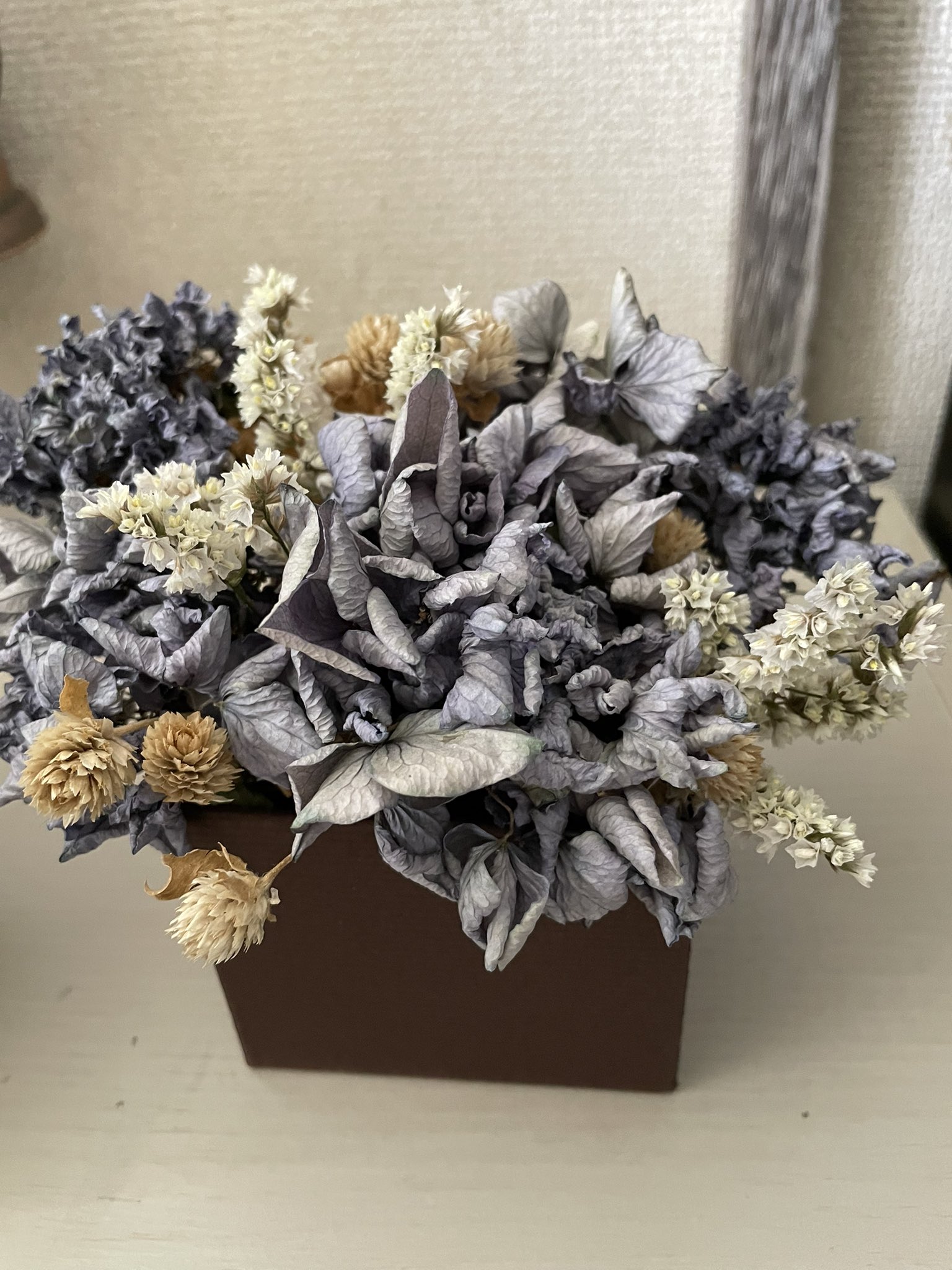 تويتر リリー ロゼ على تويتر こんにちは 今年の紫陽花ドライフラワーにしてみました 花がシワシワなので千日紅とスターチス入れました T Co T0gcs6p3iy