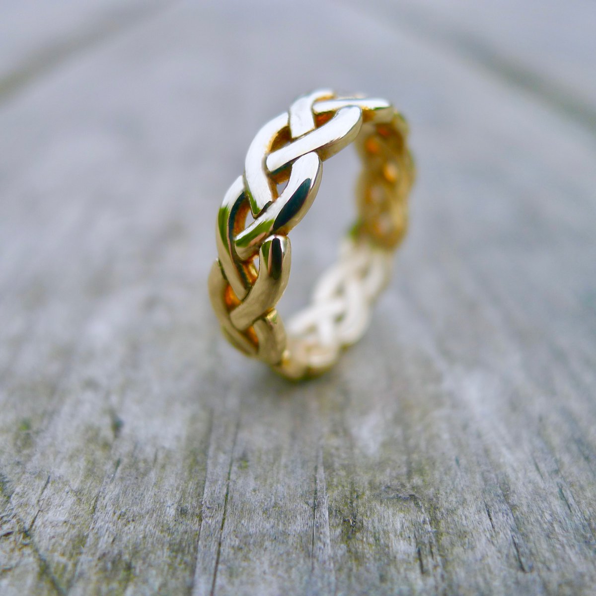 Aidi Mac Dáibhí tweet media