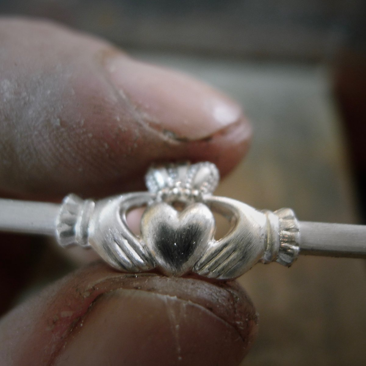 Making a ladies #Claddagh