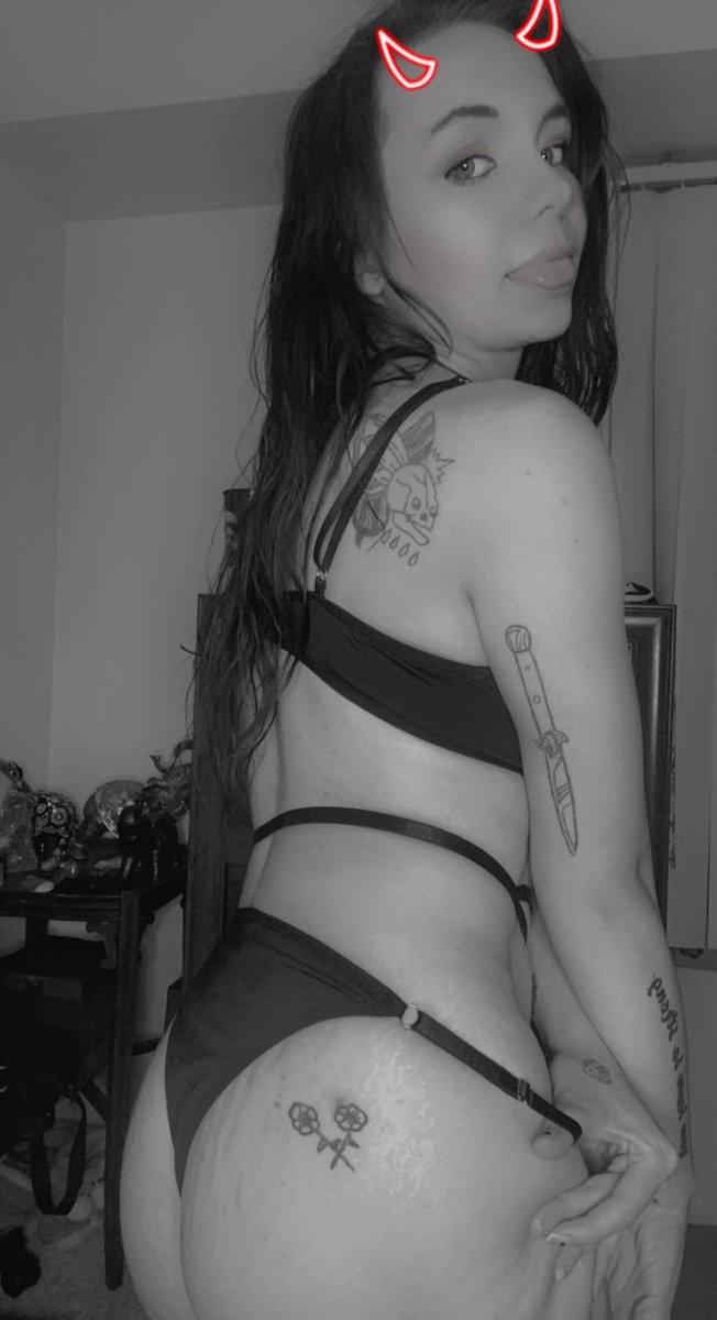 DM me for my Snapchat!! Only $30 for a lifetime and a free full session with me!! 💖😉