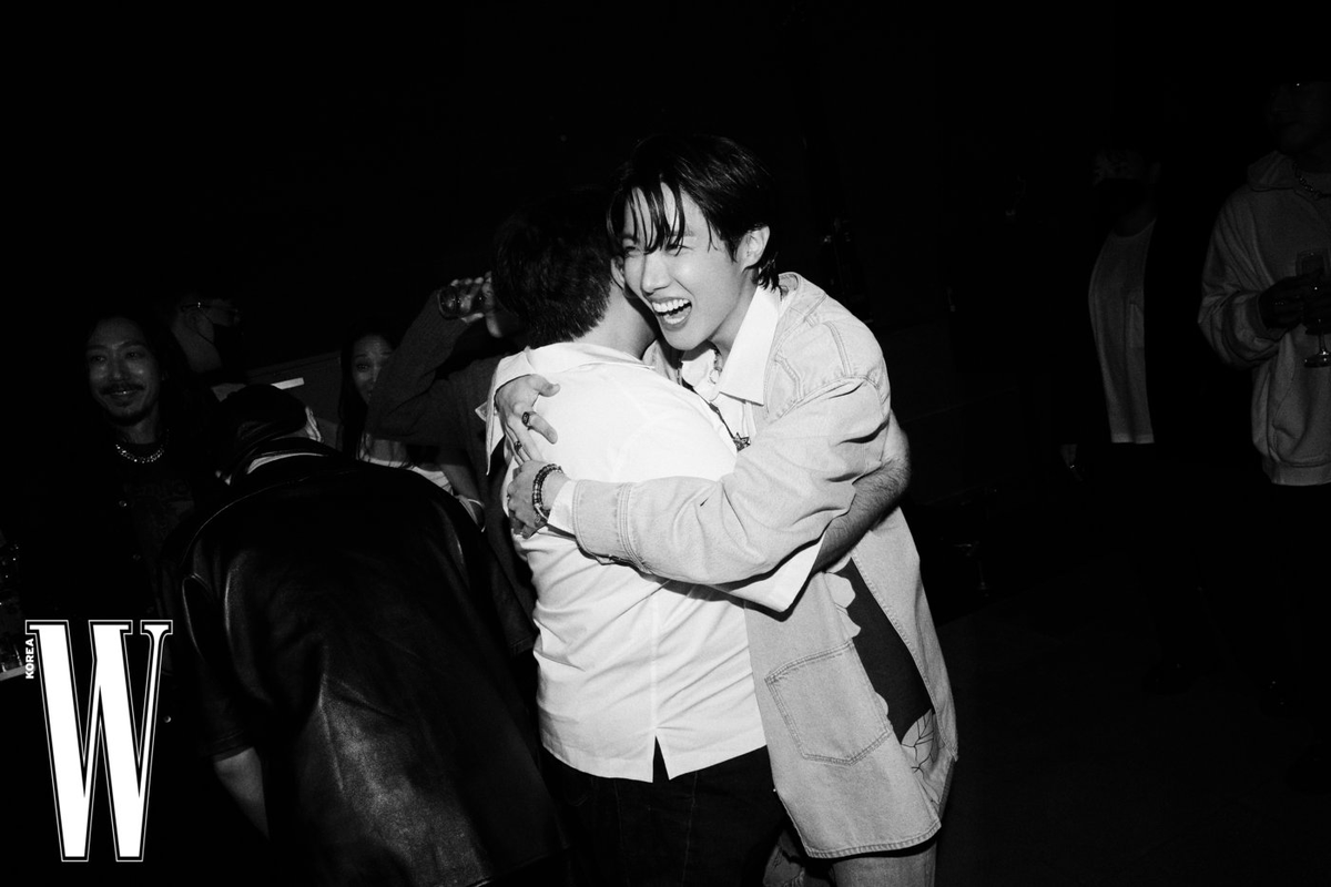 btsjinkookbts's tweet photo. Ahhh this is so cute! Hobi hugging Bang Pd!!! #KHOPE #BTS #JackInTheBox https://t.co/MWlHBH5mdB