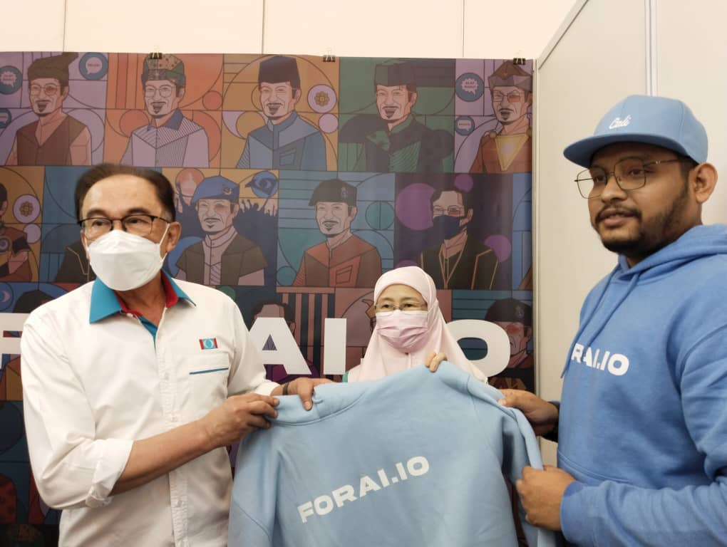 forainft's tweet image. Last but not least, special thanks to Dato' Seri @anwaribrahim for visiting our booth with @drwanazizah that is sweet as always 😊

Do you like our hoodie? 😁
Leave us a comment.

#forai
#NFTCommunity
#OpenSeaNFT
