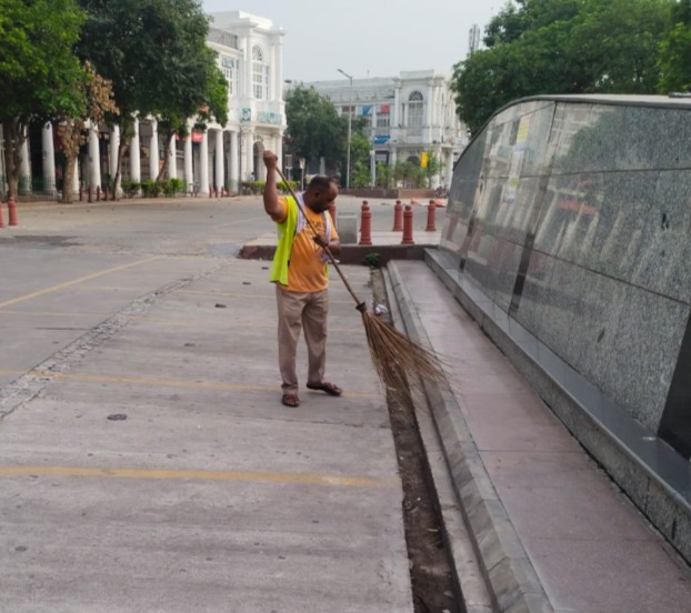 tweetndmc's tweet image. Today, #Moning time!
A Sanitation drive started by #SwachhtaForce of New Delhi Municpal Council to ensure the #swachhta at Road side, Bus Shelter &amp;amp; roundabouts in the NDMC area.
#SwachhSurvekshan2023
#MyCityClean #Live #NewIndia #NewNDMC #NDMC
#SwachhBharatMission