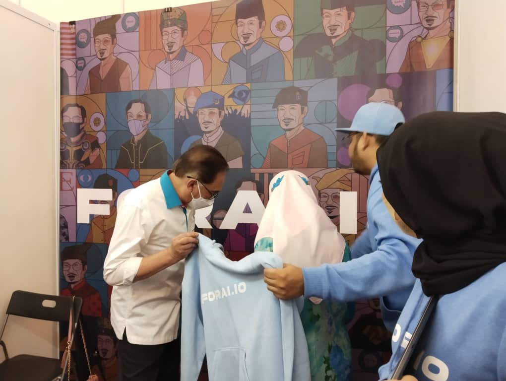 forainft's tweet image. Last but not least, special thanks to Dato' Seri @anwaribrahim for visiting our booth with @drwanazizah that is sweet as always 😊

Do you like our hoodie? 😁
Leave us a comment.

#forai
#NFTCommunity
#OpenSeaNFT