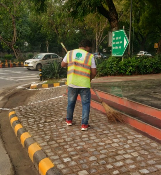 tweetndmc's tweet image. Today, #Moning time!
A Sanitation drive started by #SwachhtaForce of New Delhi Municpal Council to ensure the #swachhta at Road side, Bus Shelter &amp;amp; roundabouts in the NDMC area.
#SwachhSurvekshan2023
#MyCityClean #Live #NewIndia #NewNDMC #NDMC
#SwachhBharatMission