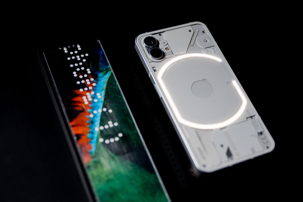 akib717's tweet photo. The nothing phone has already launched this month. 
Although this smartphone will not be available in northern America but in other parts of the world, could it be the king of the Android by including new features like a transparent back, covered in LED lights?
#ENGR392CC https://t.co/FT6agpkubQ