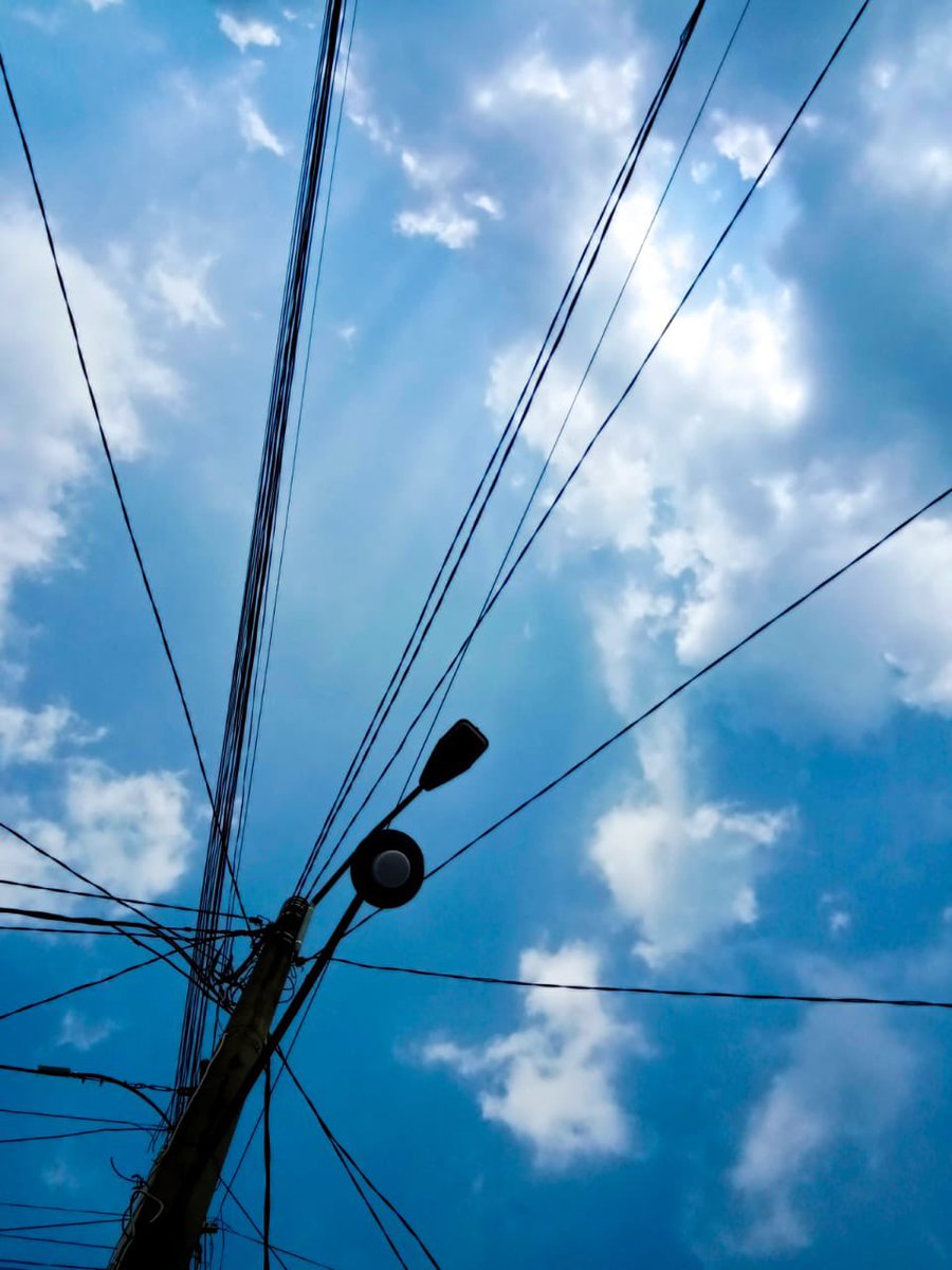 beayondl's tweet photo. Emang langit biru tuh cakep bangettt https://t.co/w6xsMRV8V7