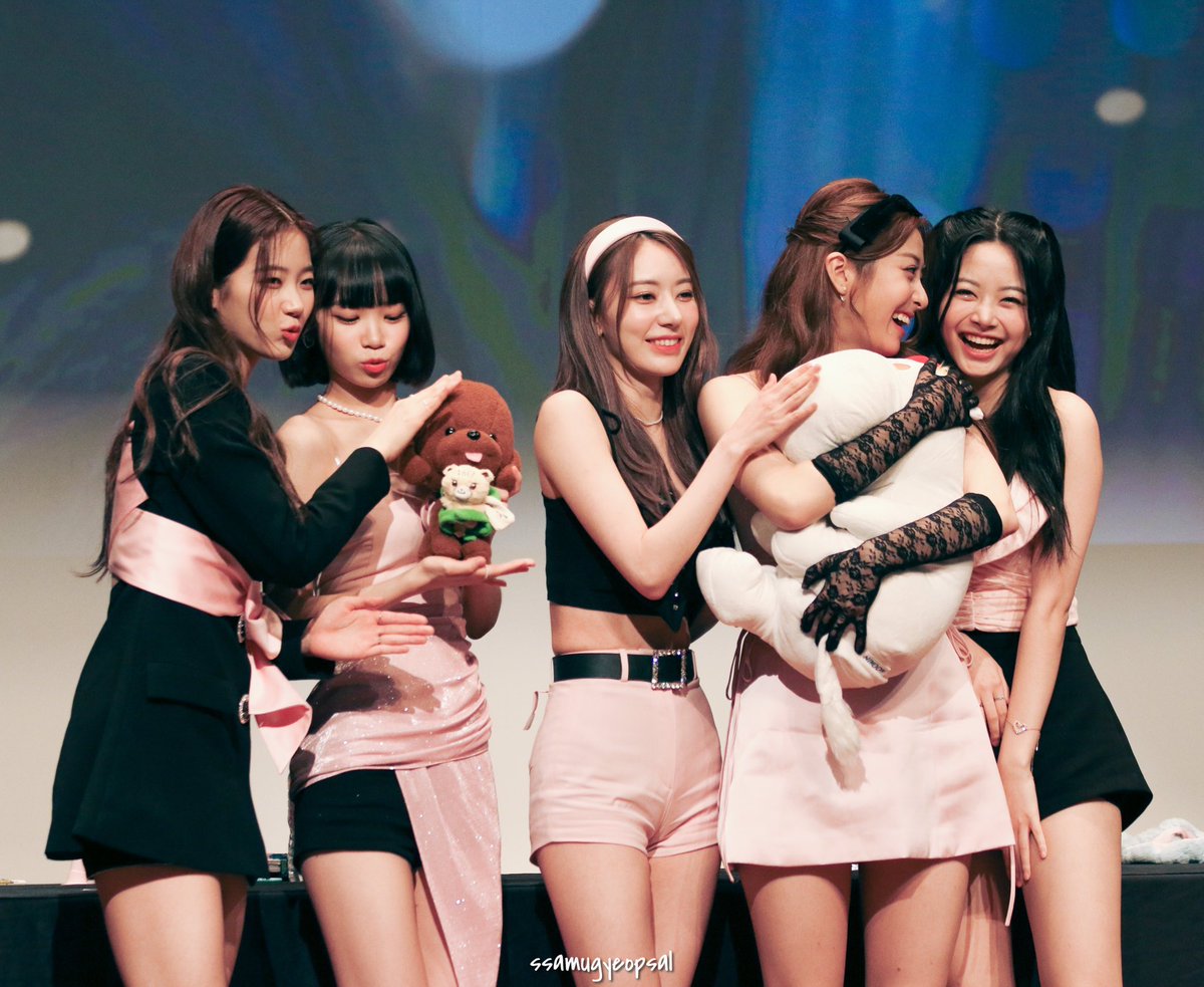 lesserafimpics_'s tweet photo. love to see our 5 girls happy https://t.co/93V4fv1x23