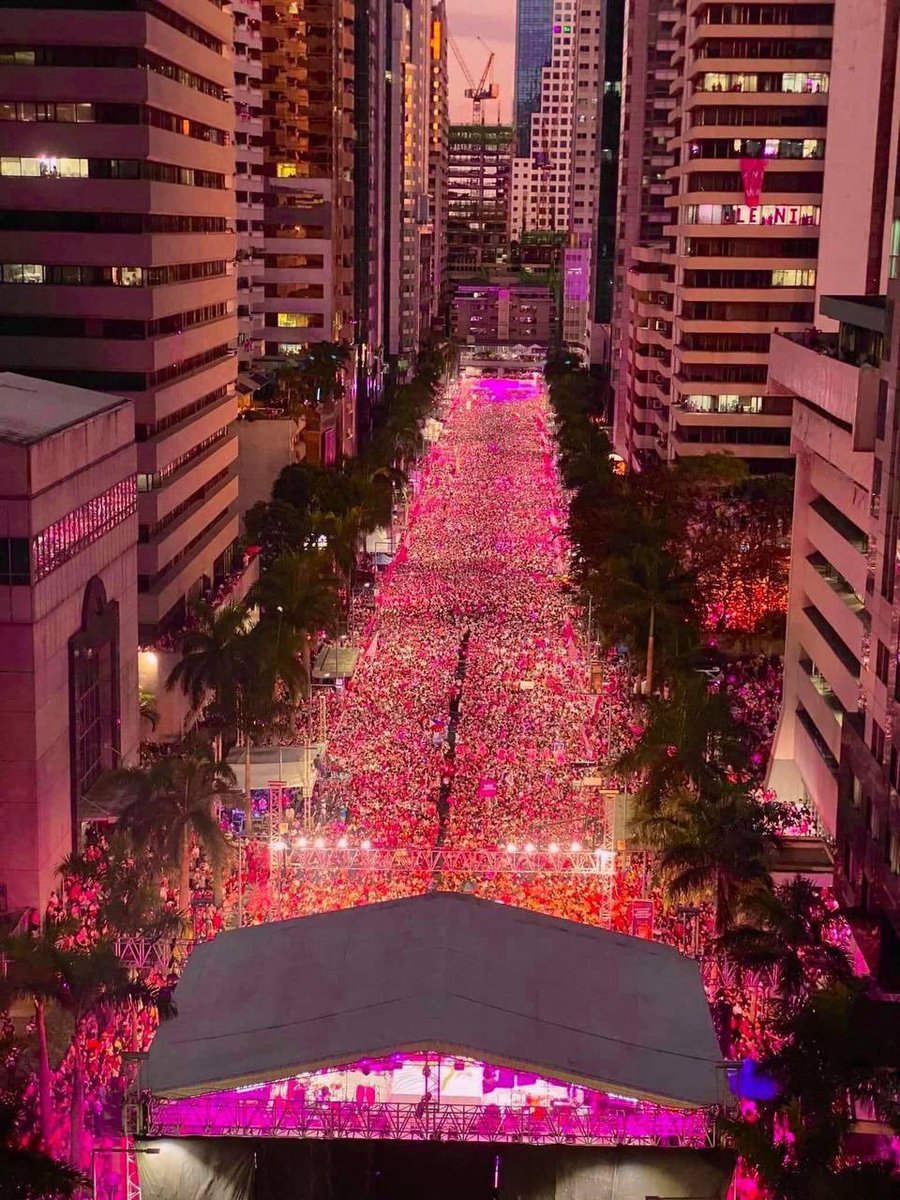 jpgrsimp's tweet photo. just me casually missing Leni Kiko rallies plus I will never look at Emerald Ave, Macapagal Ave, Makati, and Ayala Ave the same way again 💗🇵🇭 https://t.co/OaGXckatJu