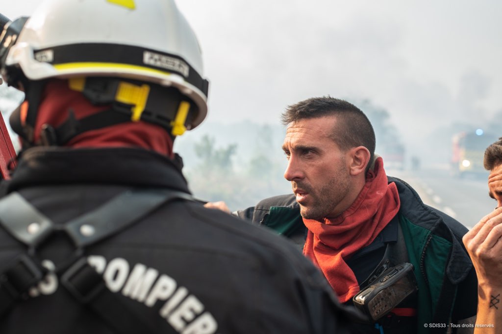 PrefAquitaine33's tweet photo. 🔥#IncendiesGironde 
Le feu a très près peu progressé cette nuit : au total 20 600 ha brûlés (7000 à #LaTesteDeBuch et 13600 à #Landiras). 
➡️ Pas de nouvelle évacuation. Aucune victime.
➡️ D'importants moyens terrestres et aériens restent mobilisés sur le front des incendies. https://t.co/OOXpmPj6Pt