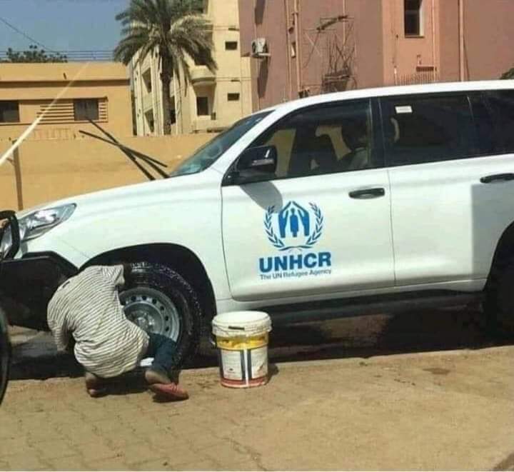 Duni yaabkeeda wadata.

Markaa aragto ilmo nadiifinaya gaadhi ay ledahay "qaramada midoobay" oo halku-dhigisu
Ahaa "ilaalinta caruurta" waxaan ogaadey iney dunidu tahay beenaale, munaafaqnimduna ay iyadu maamusho.