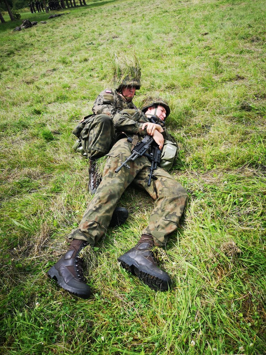 WCR_Slupsk's tweet image. #Dobrowolnazsw po weekendowym odpoczynku ⛹️‍♂️⛱ powróciła do intensywnego 💪💪 szkolenia. Zajęcia z taktyki to coś co lubi każdy żołnierz 👍. Dziś szkolenie z  ewakuacji rannego z pola walki, maskowania i pokonywania terenu  różnymi sposobami.
#7BOW #szkolenie #WojskoPolskie