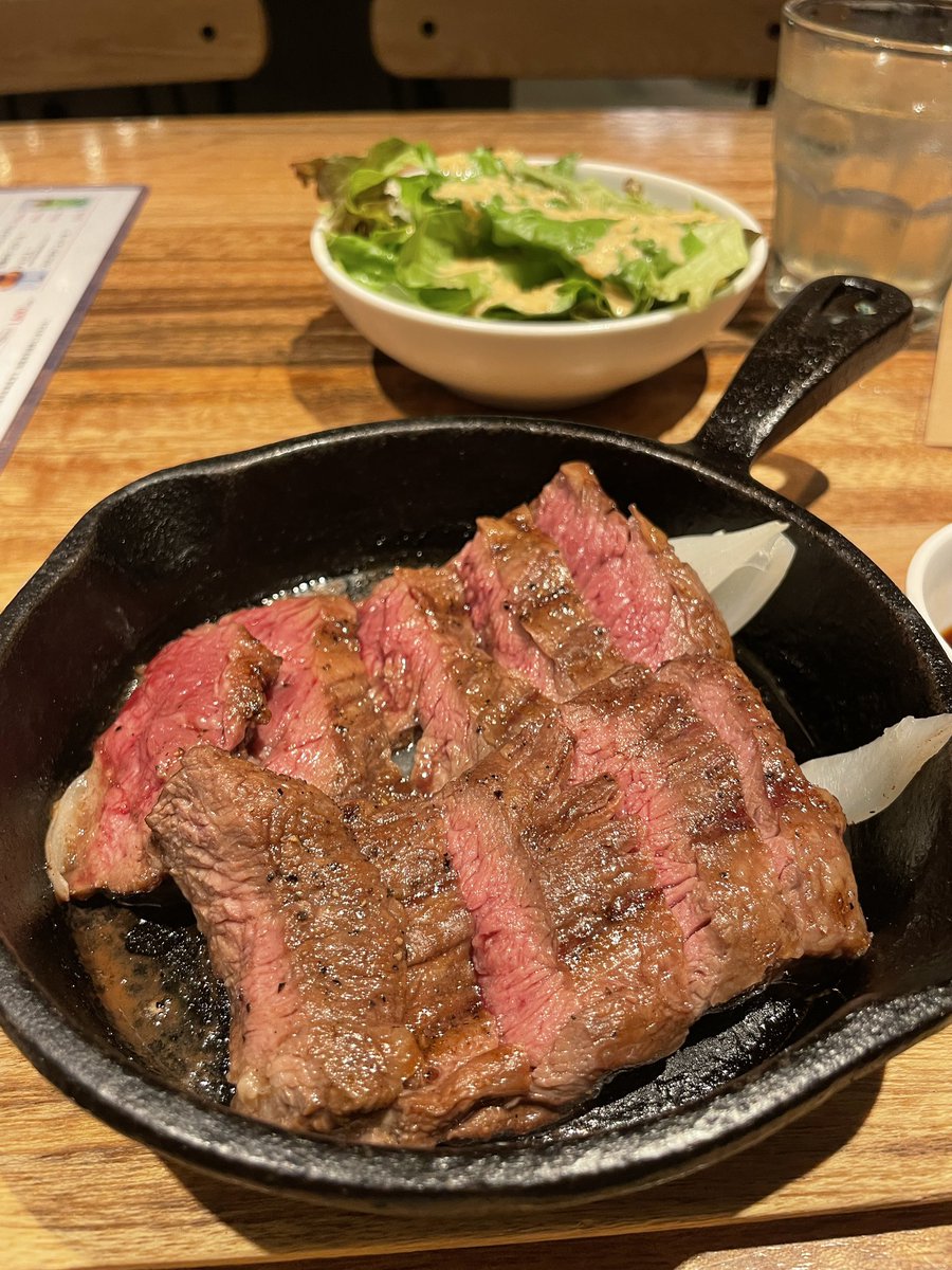 tohoikebukuro's tweet image. 今日のお昼ご飯は
ミーチキッチンlog50のランチ
ハラミステーキ！
サラダのドレッシングが酸っぱく無い系で大好きな味
お肉はまぁお肉よね
赤身肉旨し！ドレッシング旨し！
#池袋　#log50
