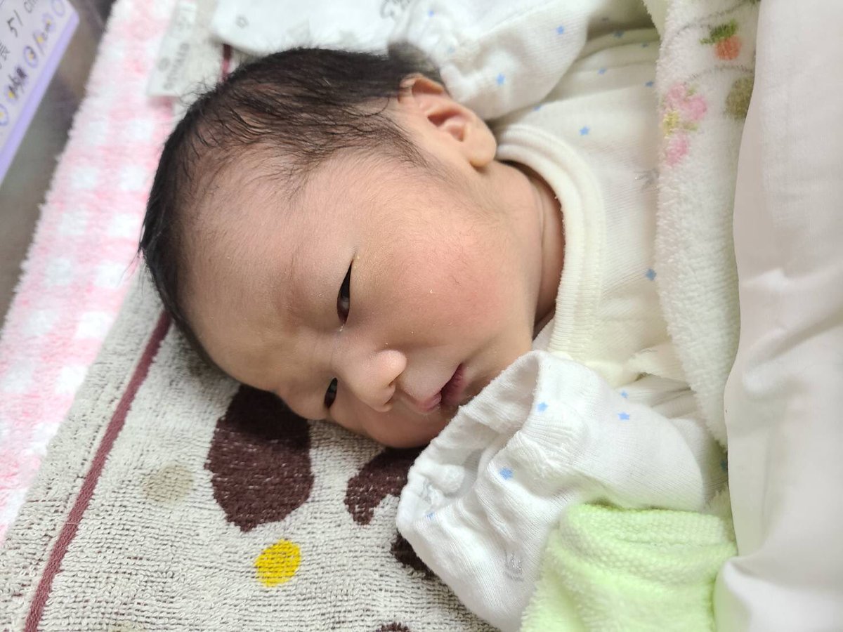 mana1090282006's tweet photo. 30分後睨みを覚える😂

＃新生児
＃育児 https://t.co/Jy57ScRNFv