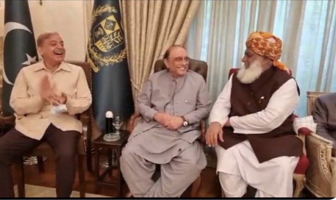 ShkhRasheed's tweet image. یہ قہقہے لگانے والے یاد رکھیں عنقریب انکی چیخیں آسمانوں تک جائیں گی۔لوگوں کے ہاتھ ہونگے اور انکا گریبان ہو گا،وقت کا انتظار کریں۔