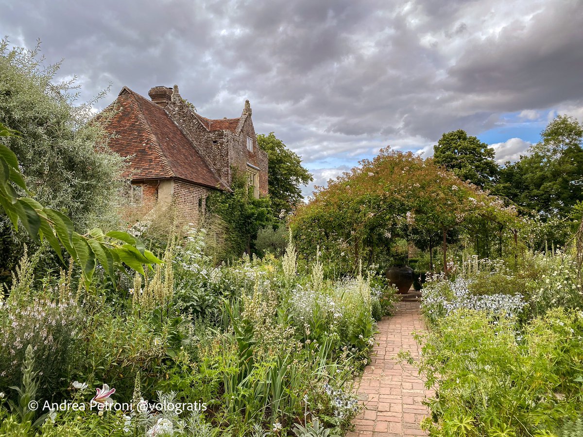 🇬🇧Sissinghurst Castle Garden, uno dei giardini più belli d’#Inghilterra. Realizzato in “stanze” e immerso nella campagna inglese ❤️ #viaggi @VisitBritain @VisitBritainIT
