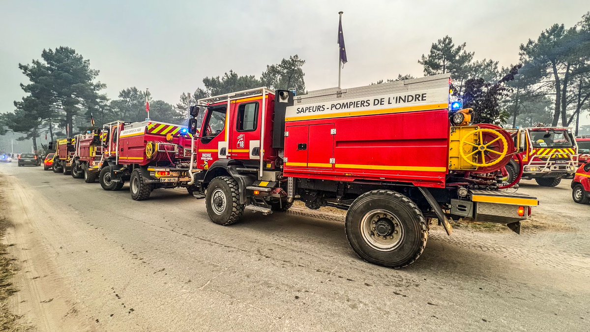 PompiersFR's tweet photo. #FeuxDeForet | Les soldats du #feu continuent le combat. Mais avant de repartir il faut contrôler les engins,faire le plein, vérifier le materiel. #testedebuch #Landiras

📸 @ludomorand / FNSPF https://t.co/M5r2n9Su3n