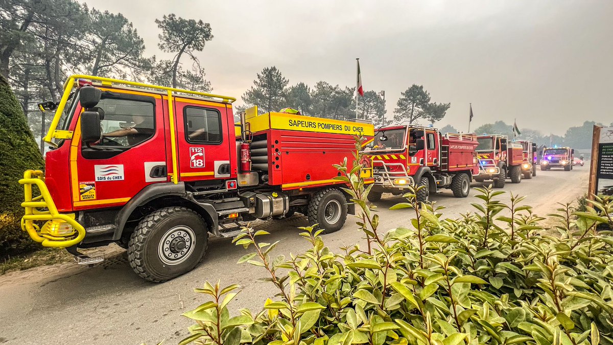 PompiersFR's tweet photo. #FeuxDeForet | Les soldats du #feu continuent le combat. Mais avant de repartir il faut contrôler les engins,faire le plein, vérifier le materiel. #testedebuch #Landiras

📸 @ludomorand / FNSPF https://t.co/M5r2n9Su3n