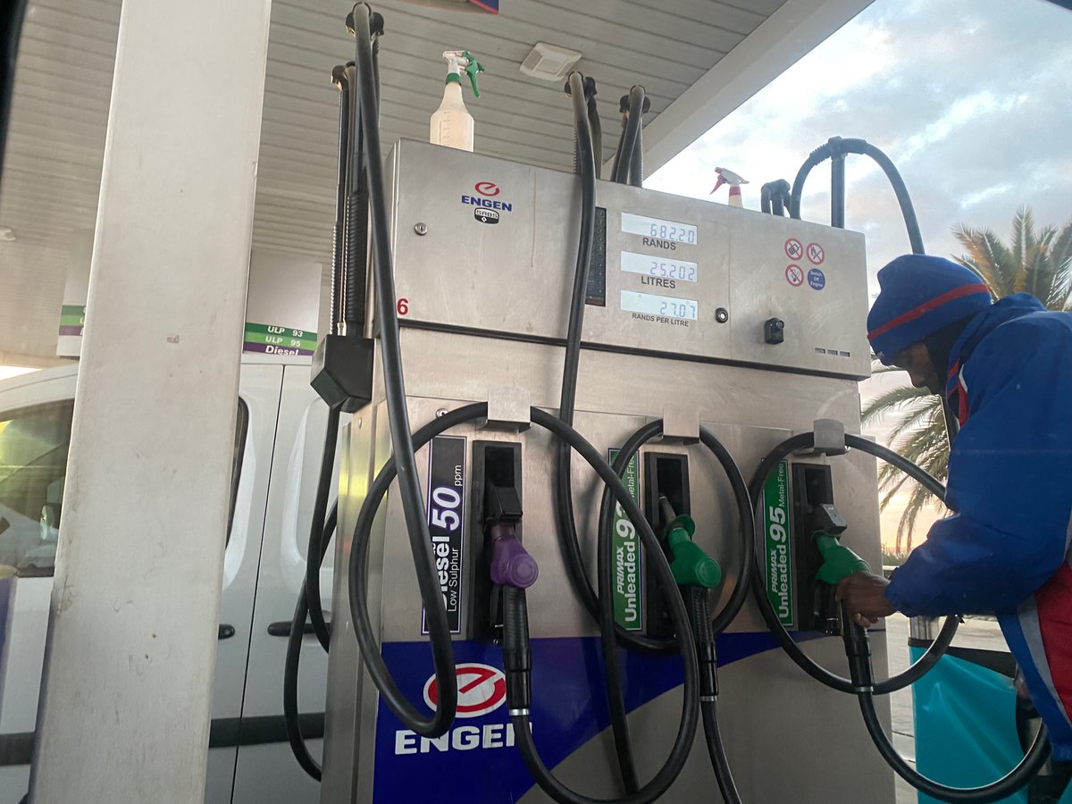 OrebotsweM's tweet photo. A quarter to full tank costs me this much💔 https://t.co/Gq5ob197tM