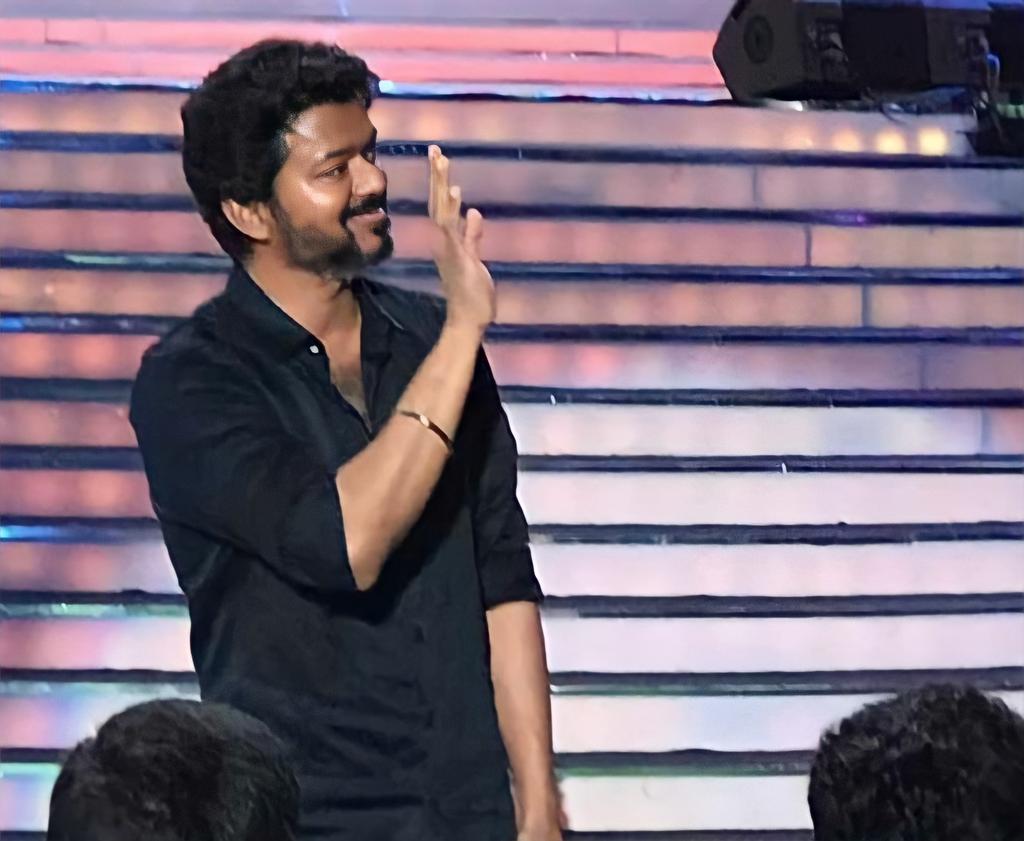 Itz_VJnandha's tweet photo. Guys, our @actorvijay Anna is a #TamilTopic now on @TwitterIndia ! https://t.co/IcQParAF7N