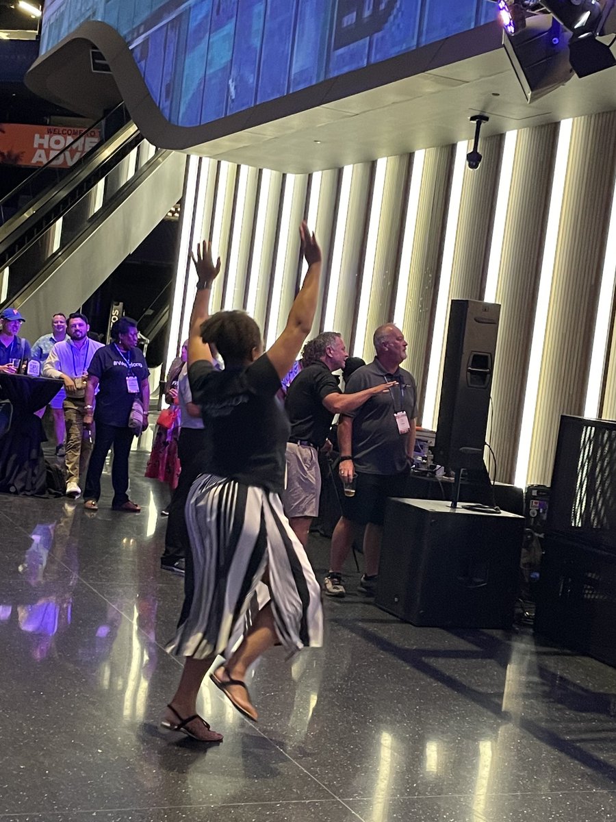 JenniferNorris2's tweet photo. Eboni Wilson raising the roof while raising funds for Diversity in Inclusive Leadership Committer as it’s incoming Chair person she knows how to have fun and get sh*t done. ⁦@IAVMWHQ⁩ #VC22 #WeBelong https://t.co/aKWiZxo0qN