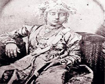 HISTORYPICS_IN's tweet photo. ये है झांसी की रानी की असली तस्वीर, 

इस तस्वीर को 160 साल पहले जर्मनी के एक Photographer Hoffman द्धारा ली गई थी| #Jhansikirani #photo #rare #Rarepic #Oldpic #History https://t.co/1GRFl0GBDj
