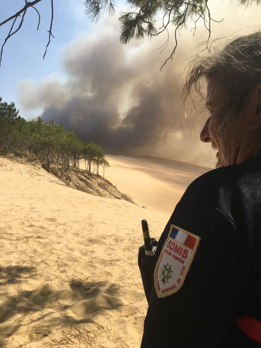 SDMIS69's tweet photo. [RENFORT FDF] 👨‍🚒🔥

Des nouvelles des SP du @SDMIS69 engagés depuis samedi en Gironde sur les feux de Landiras et de la Teste. Les protections d’habitations s’enchaînent depuis 3 jours maintenant avec notamment une action pour la sauvegarde de la corniche de la dune du Pilat. https://t.co/p2rjCgGu9i