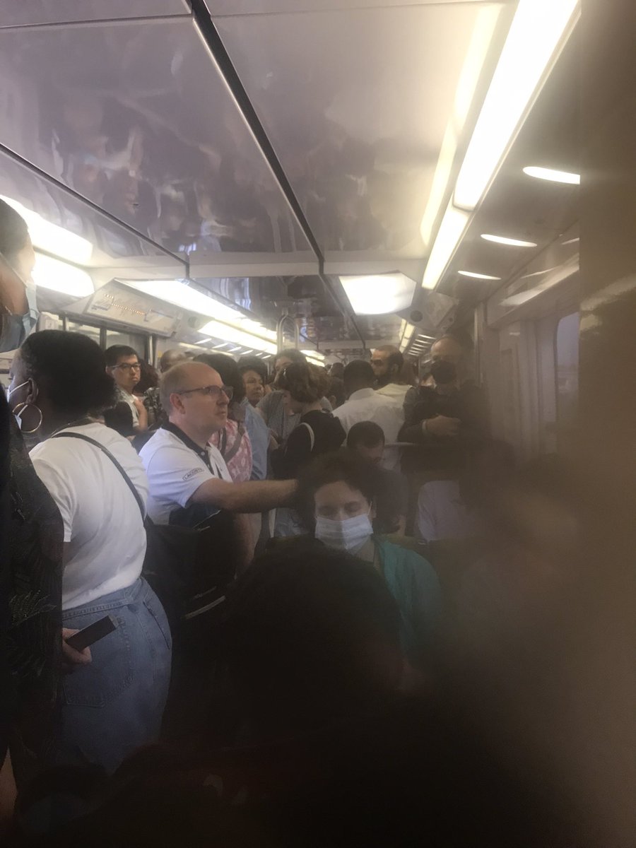 CLebernady's tweet photo. @RERB @RATPgroup C’est inhumain de nous transporter comme ceci tous les jours ! Entre les travaux, pb matériel etc… 2 accès aéroports sur cette ligne, on ne donne pas une belle image de notre pays ! #Petition https://t.co/c42LXjUVdc