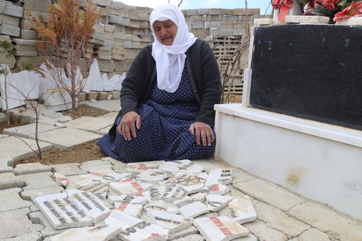 Kudret ananın hikayesi

* Oğlu #Suruç'ta katledildi
* Oğlunun mezarı 7 yılda 7 kez tahrip edildi
* Yasak sırasında oğlundan geriye kalanlar yakıldı
* Her gün gece gündüz mezarlığı ziyaret ediyor 
* Her ziyaretinde oğlunu katledenler bulunsun istiyor  

mezopotamyaajansi35.com/search/content…