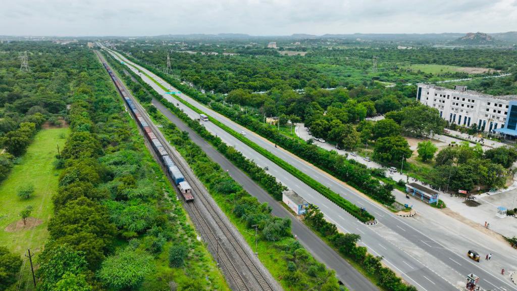 Efforts by urban forestry wing of @HMDA_Gov & @md_hgcl have turned the entire landscape around #ORR rich green this #monsoon! Green driving #Hyderabad @KTRTRS @HarithaHaram @SatyaDulam