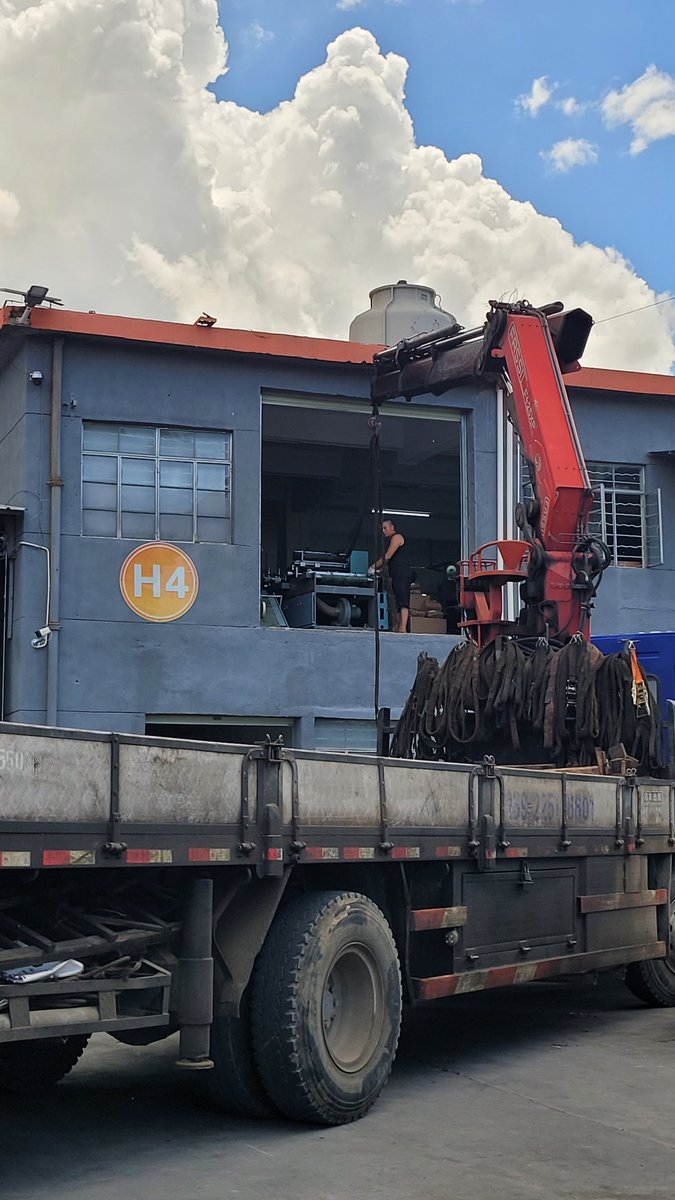 EverlyIUPACKAGE's tweet photo. New machine coming, for plastic box production... https://t.co/RCOm8OkhBN