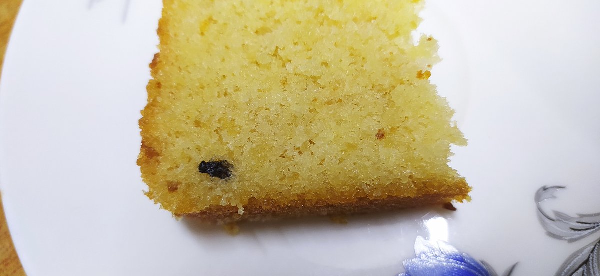 NylonTailor's tweet photo. What shall you expect to get when you buy a coconut flavored cake from Iyengar Bakery ?
Well, a coconut flavored cake, right ? But this is what I got :  a housefly embedded cake batter.

@iyengarsbakery

Shop Address : https://t.co/f1YsVx813G https://t.co/L8Q6q2Gr93