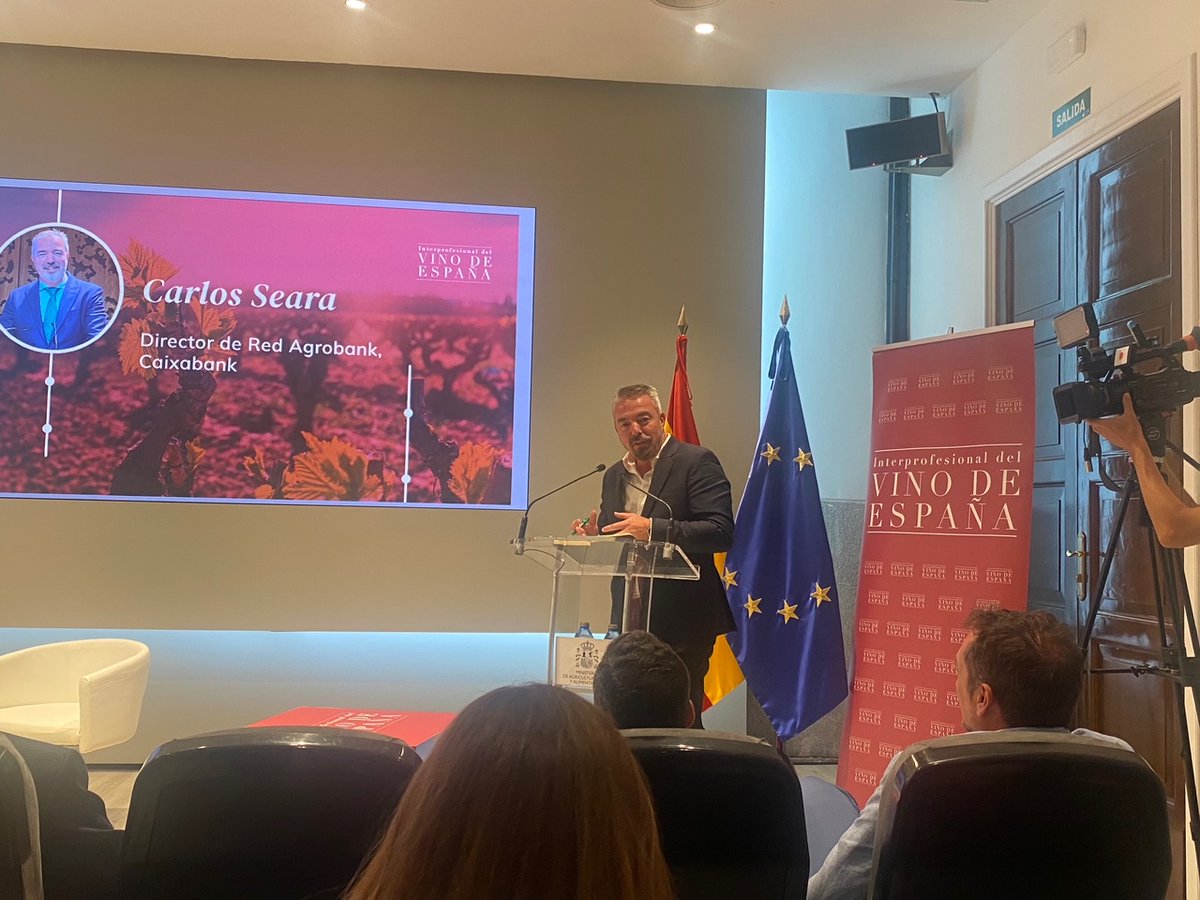 AgroBank_CABK's tweet photo. Ya ha empezado la presentación de la Estrategia del sector vitivinícola español por @InterVinoEs con la presentación de @CarlosSearaDieg, director de Red de AgroBank.🍷

#AgroBank #AgroEvents #SomosVino https://t.co/zDXQKNJwFM