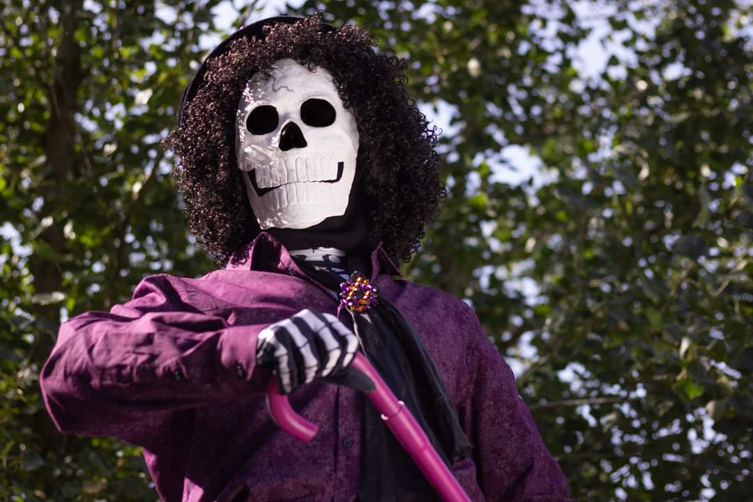 Brook

Teufelsfrucht: Yomi Yomi no Mi

Brook ist ein Pirat und auch ein Musiker, der gerne singt, Klavier, Violine und Gitarre spielt. 
Brook kämpft mit einem  einem Schwert, das in seinem Gehstock versteckt ist. 

Gespielt wird Brook von Leni.