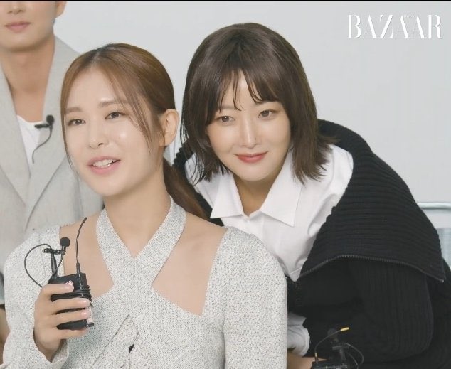 leeeilyoung's tweet photo. NEW BFFS 😭😭 https://t.co/1Gr3YsE6jK