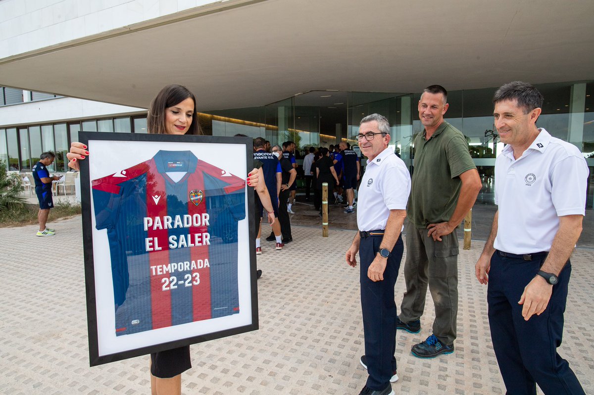 LevanteUD's tweet photo. Agradecer una temporada más el trato y la atención recibidas en @paradores El Saler. 

Hemos estado como en 🏡casa, amigos 🙌🏻 #OrgullGranota https://t.co/TvCcWKkVQK