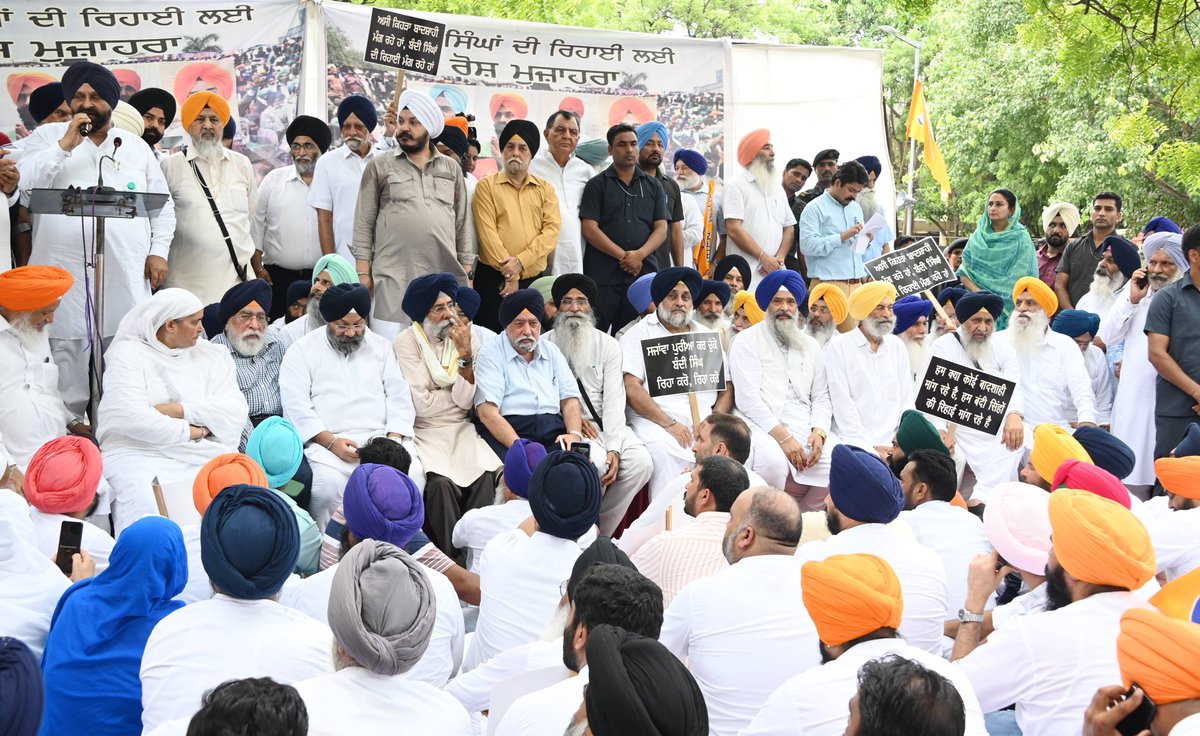 yespunjab's tweet photo. SAD holds dharna at Jantar Mantar to demand release of 'Bandi Singhs'; Sarnas, GK join https://t.co/KqimjTprE5
#SAD #AkaliDal #JantarMantar #BandiSinghs #SikhPrisoners #ParamjitSarna #ManjitGK @Akali_Dal_ https://t.co/y7la9XU6tK