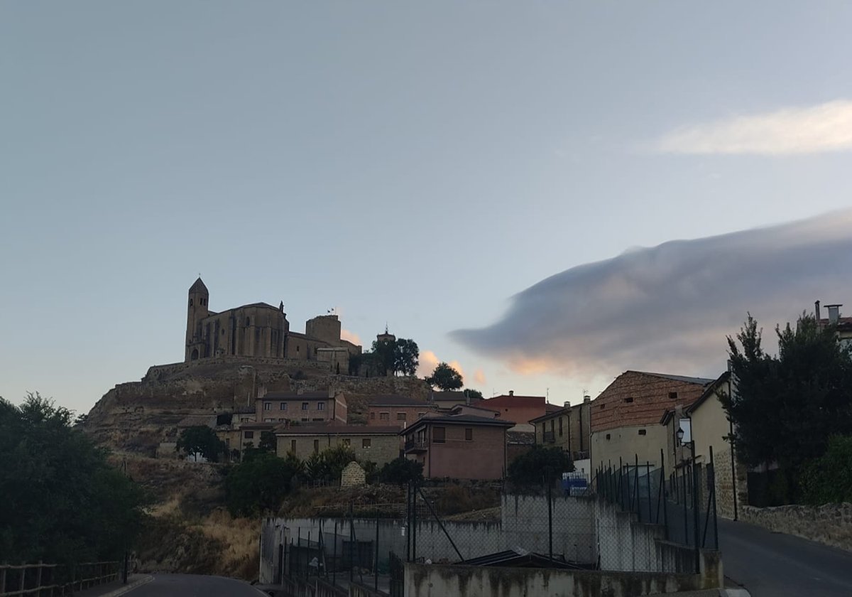 Las primeras luces del alba muestran la silueta, y una nube madrugadora parece querer besarla. #SVSonsierra apetece todo el año.
Disfruta del paisaje, del patrimonio y de la cultura del vino en #LaRioja con nuestras visitas guiadas.  🍇 🖥️ svsonsierra.es  📞  609 274 488