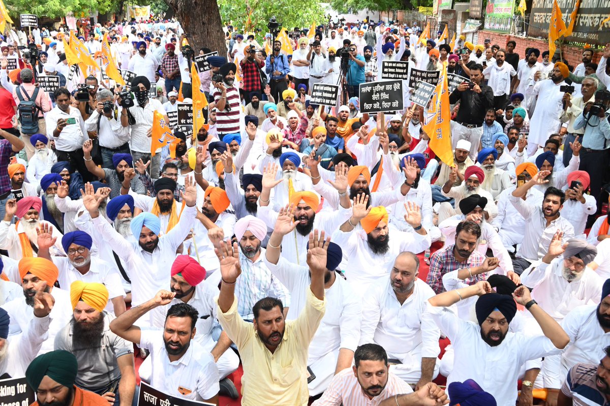 yespunjab's tweet photo. SAD holds dharna at Jantar Mantar to demand release of 'Bandi Singhs'; Sarnas, GK join https://t.co/KqimjTprE5
#SAD #AkaliDal #JantarMantar #BandiSinghs #SikhPrisoners #ParamjitSarna #ManjitGK @Akali_Dal_ https://t.co/y7la9XU6tK