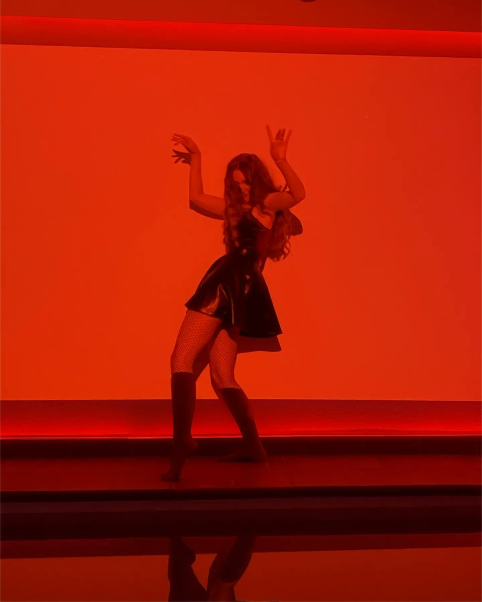 Sick white light is shining down on me, don't believe everything you see.
“Red Walls” out on 31.7. (pre-save link in bio)❤️🖤❤️

#orangeskies #redwalls #single #newmusic #newinrock #rockmusic #womeninrock #drums #guitar #bass #vocals #rocknroll #music #girlband #vienna