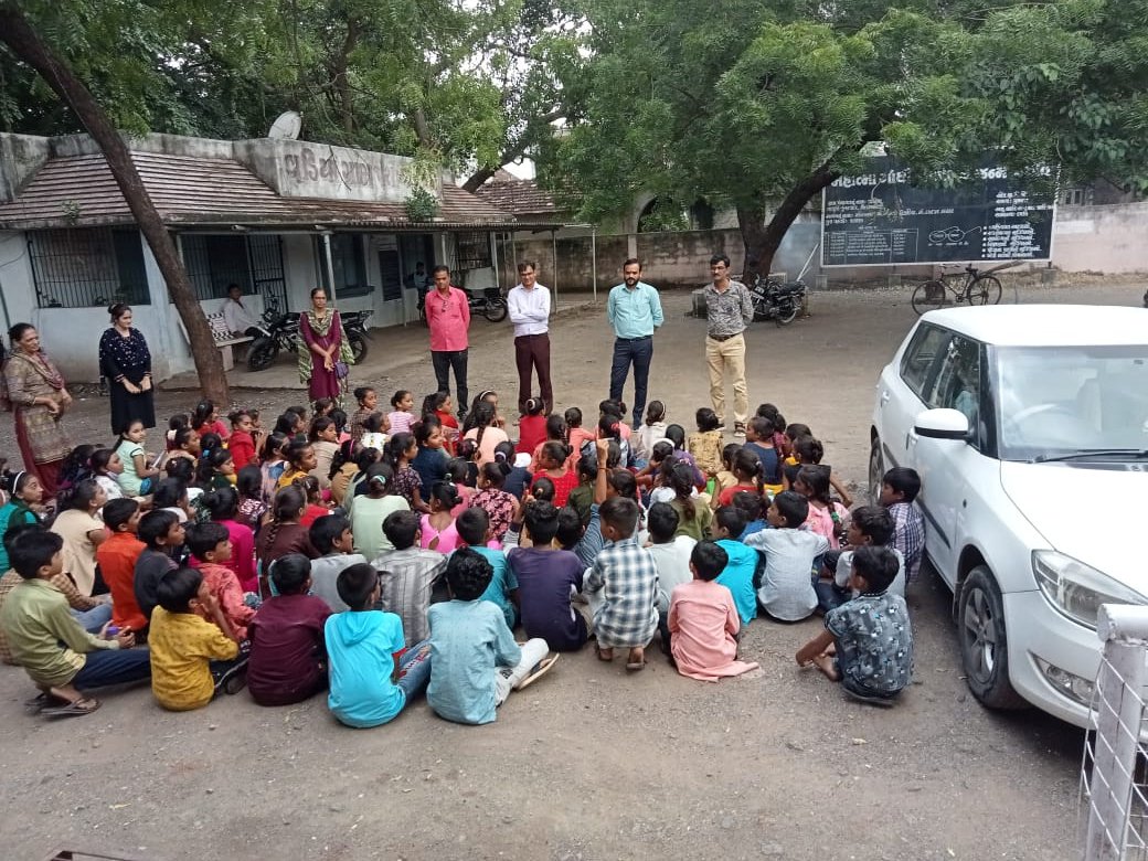 Gpvadia1's tweet photo. આજરોજ વડિયા ગામે મોંઘીબા પ્રાથમિક શાળા ના બાળકો અને શિક્ષકો દ્વારા ગ્રામ પંચાયત ની મુલાકાત લેવામાં આવી... બાળકો ને પંચાયતના મૂળભૂત કાર્યો અને ફરજો થી માહિતગાર કરવામાં આવ્યા@ddoamreli @CollectorAmr @DhavalLimbasi11 @tcmamreli https://t.co/KYtzBbYtL3